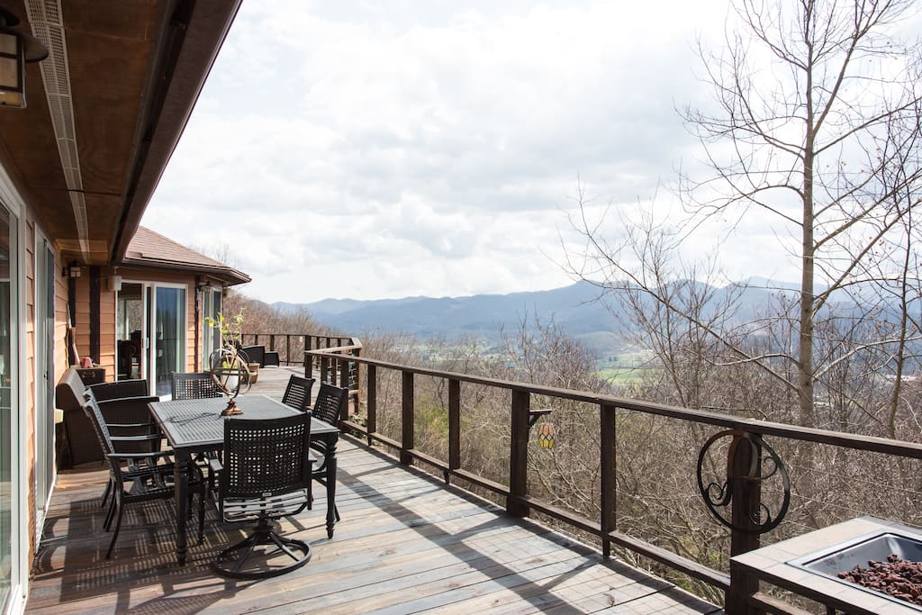 Over 1K sq ft of upper decking, nice grill on end of deck and dining al fresco!