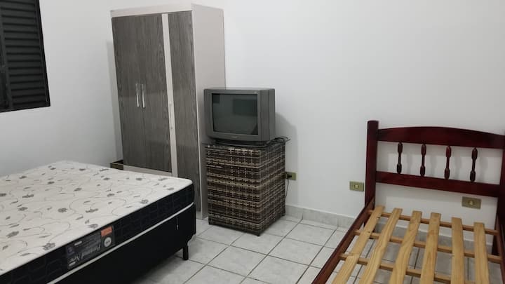DORMITORIO DELANTERO CON CAMA DOBLE E INDIVIDUAL.
