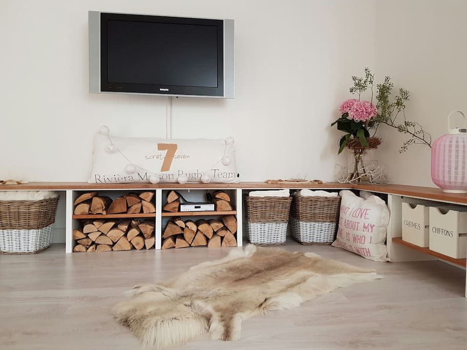 Very large living room 65 sqm with open kitchen, new dining table, flat screen with international channels and a sunny balcony