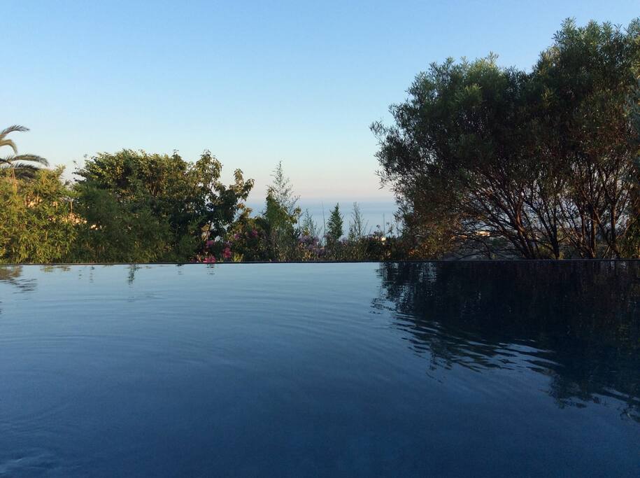 La piscine à débordement