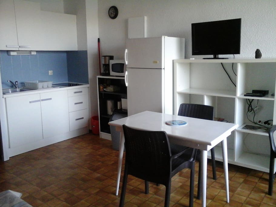 salle de séjour avec coin cuisine équipée