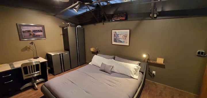 מיטת קינג פלטפורמה ושולחן עבודה עם תאורת קריאה