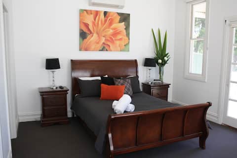 Spacious self contained house walking distance-CBD
