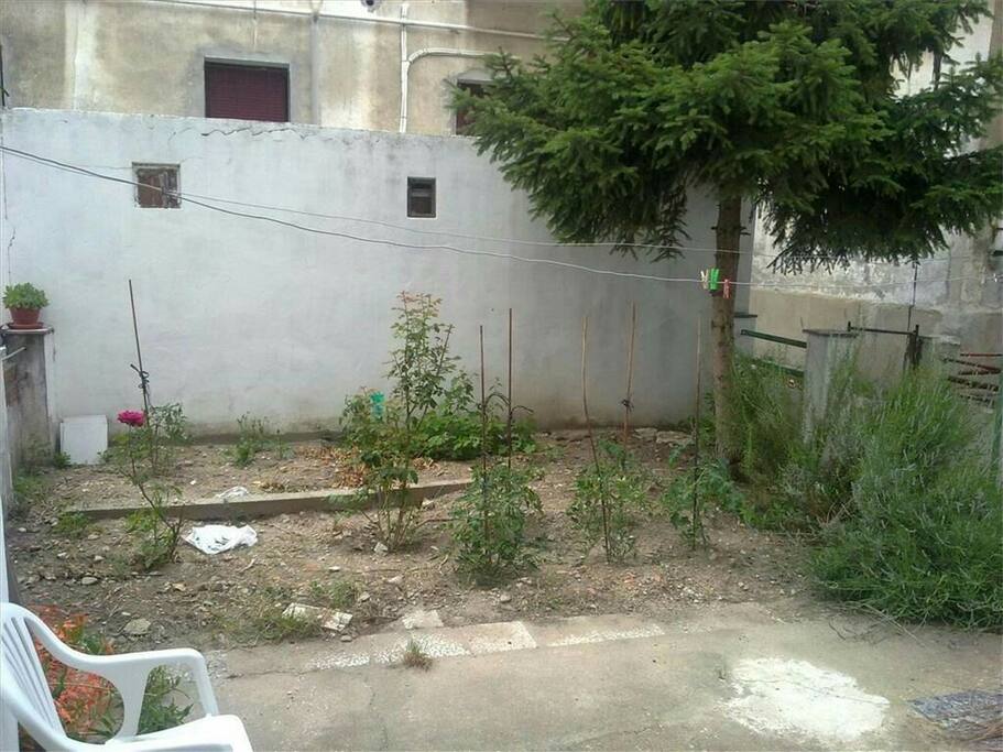 Huerta y espacio para relajarte en la terraza