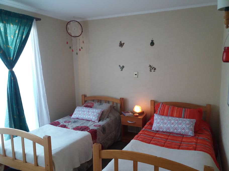 Habitación para dos personas y alternativa de escritorio.