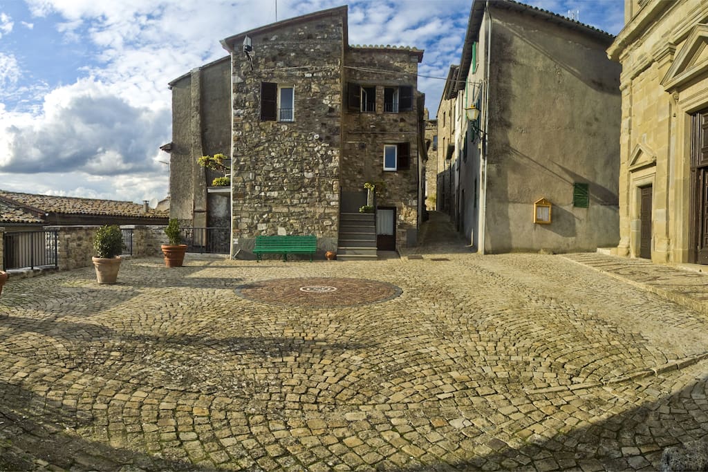 Vista della casa e piazza difronte