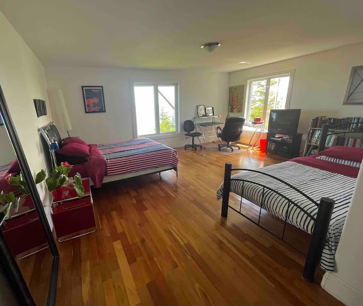 U prvoj spavaćoj sobi spavaju tri od pet osoba.