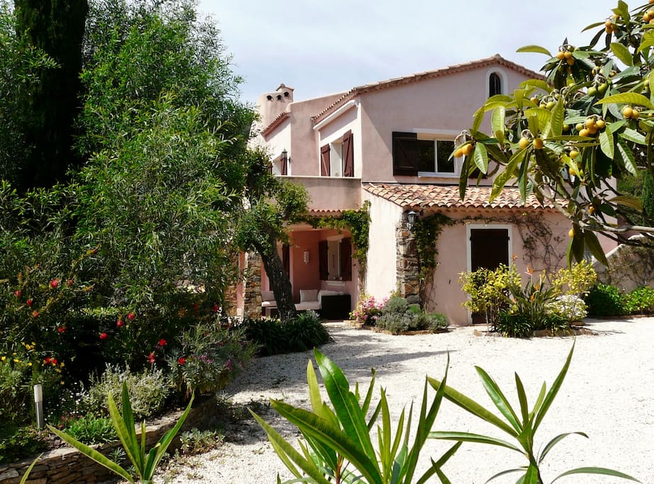 La villa lovée dans un écrin luxuriant