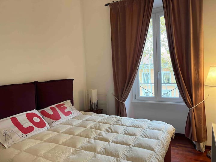 Първа спалня с малко двойно легло 