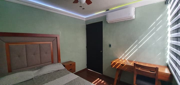Recamara 2 con ventilador, aire acondicionado, television smartv y cable, iluminación led indirecta y escritorio