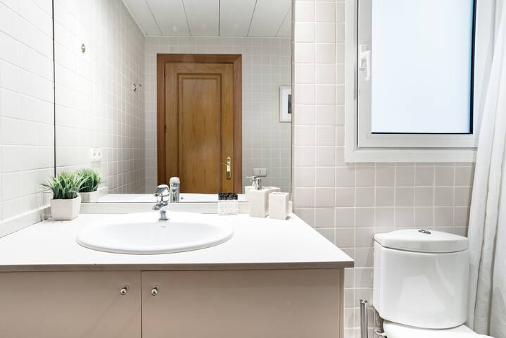 Three Bedroom Apartment Ronda Universitat – You Stylish gallery image 3