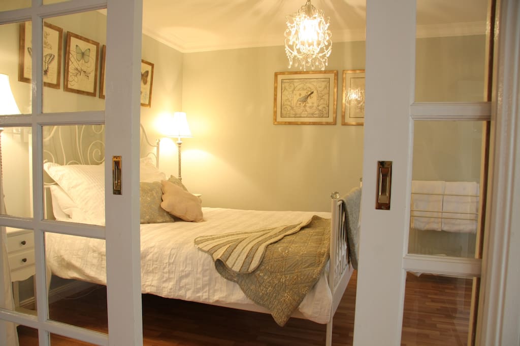 La Chambre Vertes Bedroom