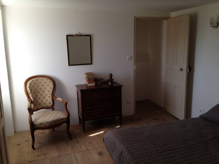 غرفة النوم الثالثة على الجانب الآخر