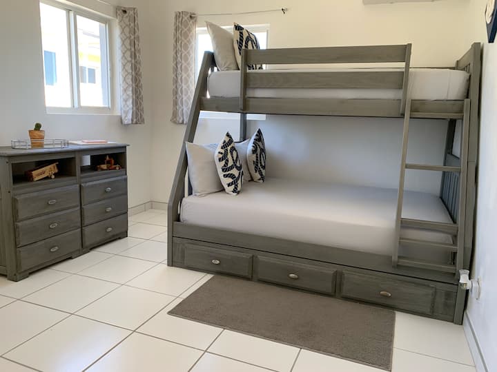 أسرّة بطابقين بما في ذلك سرير مزدوج ومزدوج. 