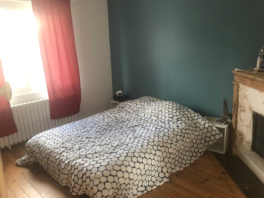 Deuxième chambre avec possibilité de rangement de ses affaires, vu côté rue.