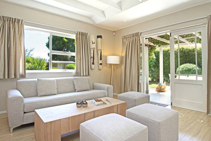 Beautiful spacious cottage in upper Zwaanswyk gallery image 2