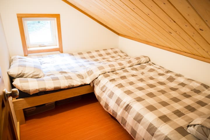 Les lits jumeaux courts (39 po x 69 po) et jumeaux XL (39 po x 80 po) adjacents dans la deuxième chambre conviennent à deux adultes de petite taille ou à deux enfants.