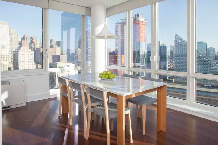 Breathtaking City Views 3 Bed Apt. in Lincoln Sq! gallery image 3