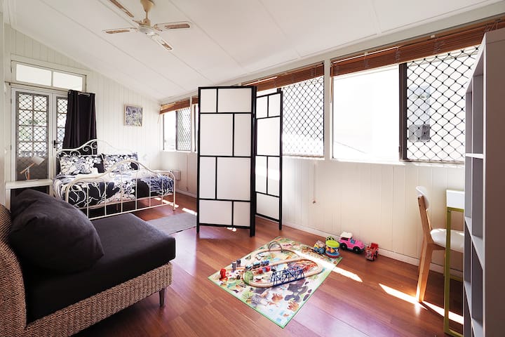 חדר שיזוף /חדר שינה רביעי עם מיטת קווין סייז, טרקלין ואזור שולחן עבודה יחד עם צעצועים וספרים לילדים. 