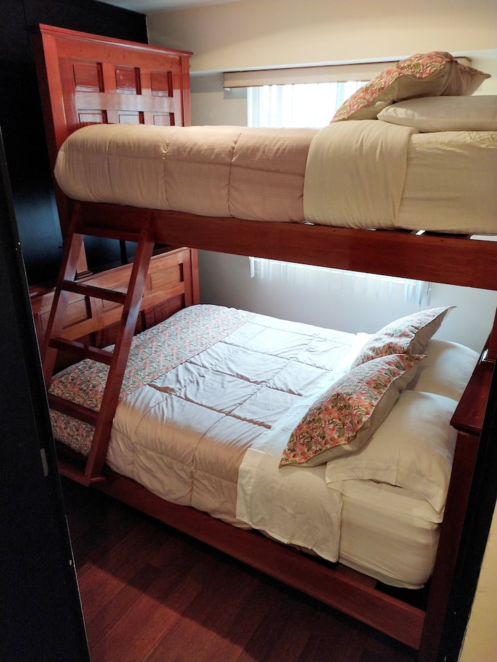 Recámara secundaria, tiene cama matrimonial e individual, dentro del closet podrás encontrar más colchas.