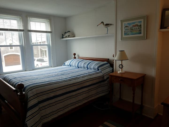 เตียงขนาดใหญ่ในห้องนอนที่ 2 พร้อมสำนักงานและตู้เสื้อผ้า