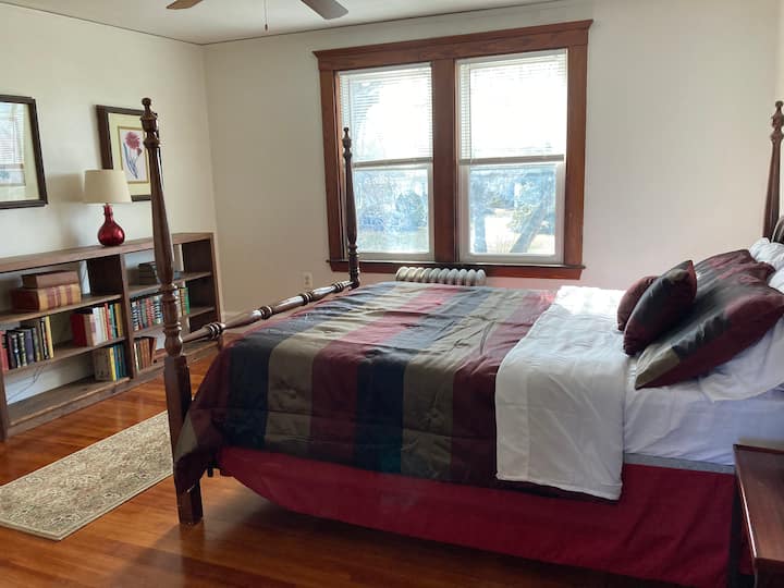 ห้องนอนชั้นสอง #1 เตียงควีนไซส์และตู้ลิ้นชักตู้เสื้อผ้าขนาดใหญ่พร้อมรถเข็นเด็ก