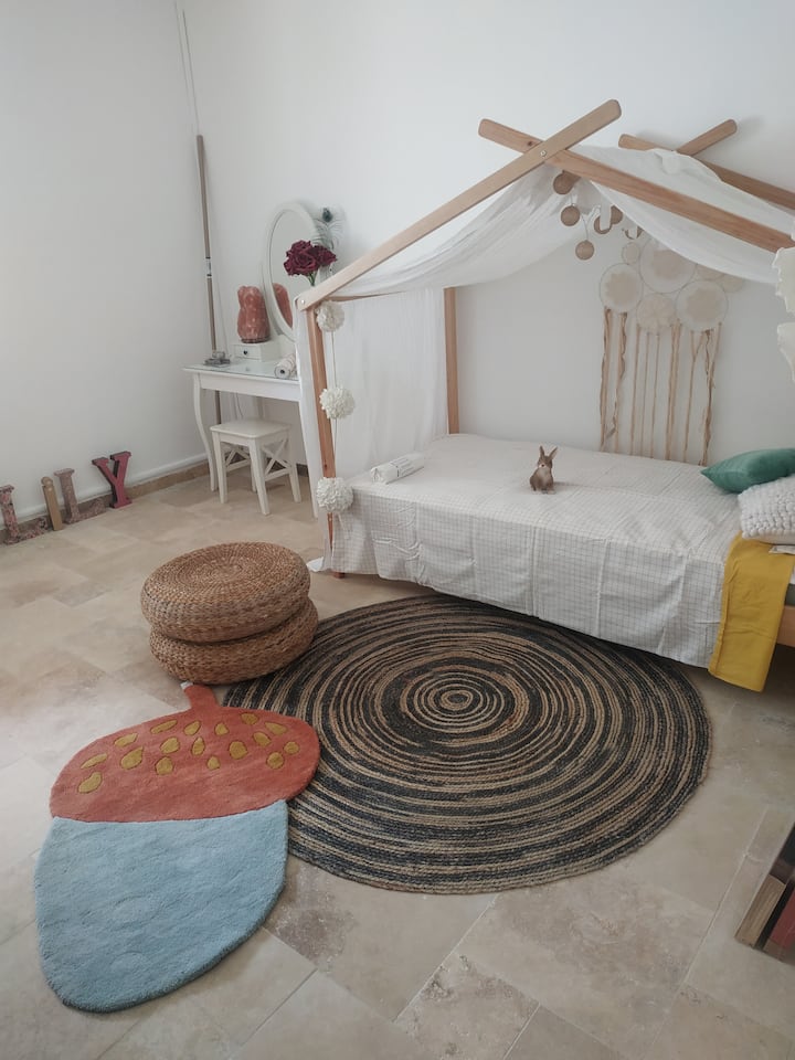 1 дрвена колиба со единечен кревет + единечен кревет на склопување што може да го додадете или не.