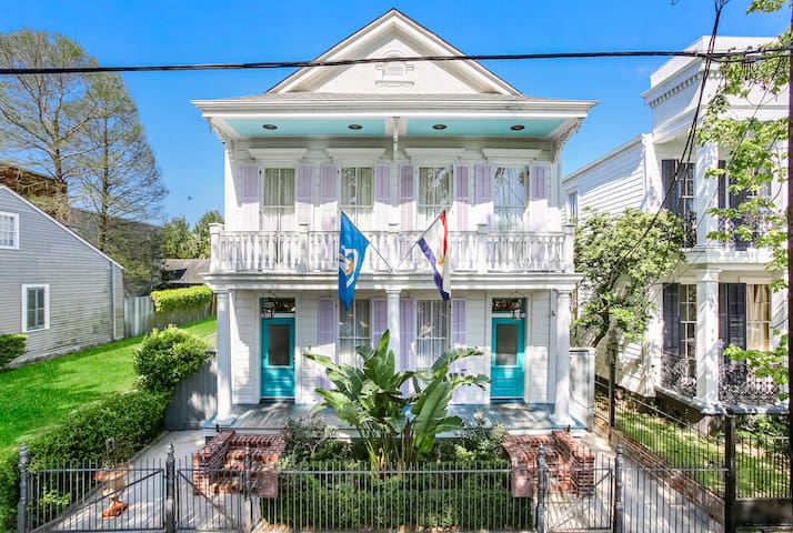 Gorgeous Victorian in Historic Lower Garden Dist.