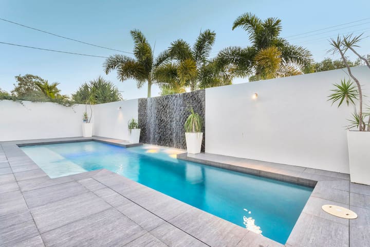Modern family home in Noosaville with heated pool
