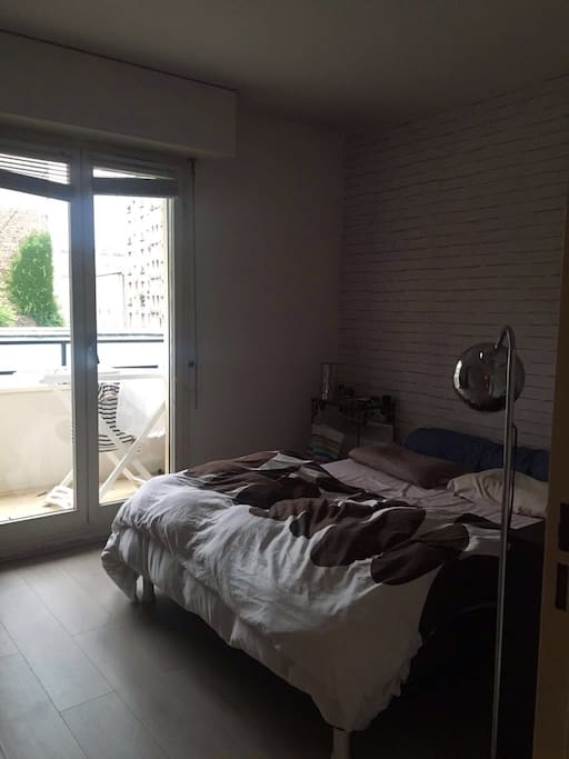 La chambre à coucher, spacieuse, pleine de rangements, dotée d'un balcon pour prendre le soleil!
