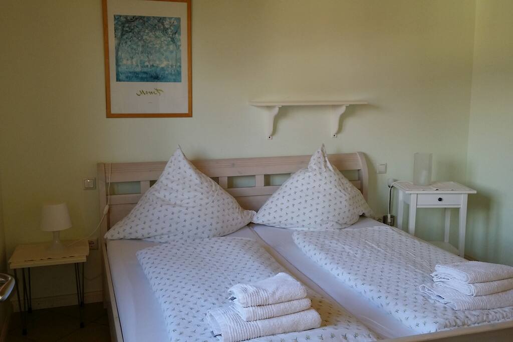 Schlafzimmer 1