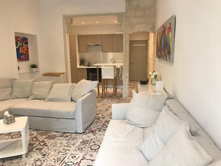 ห้องนั่งเล่นเปิดออกสู่ห้องครัว