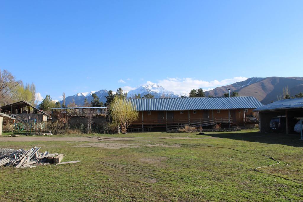 The yard and the guesthouse