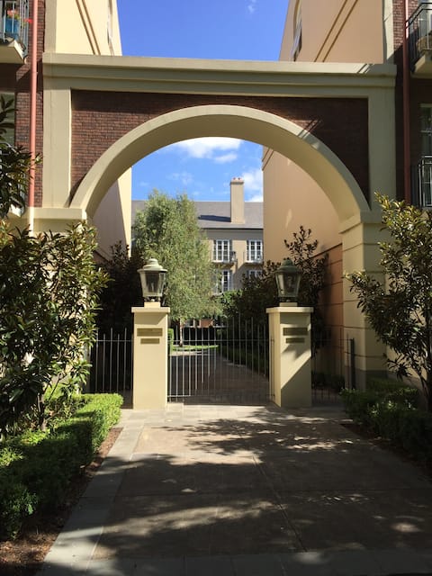 Popular Airbnb listing: MCG, Rod Laver are just a short walk away. in East Melbourne