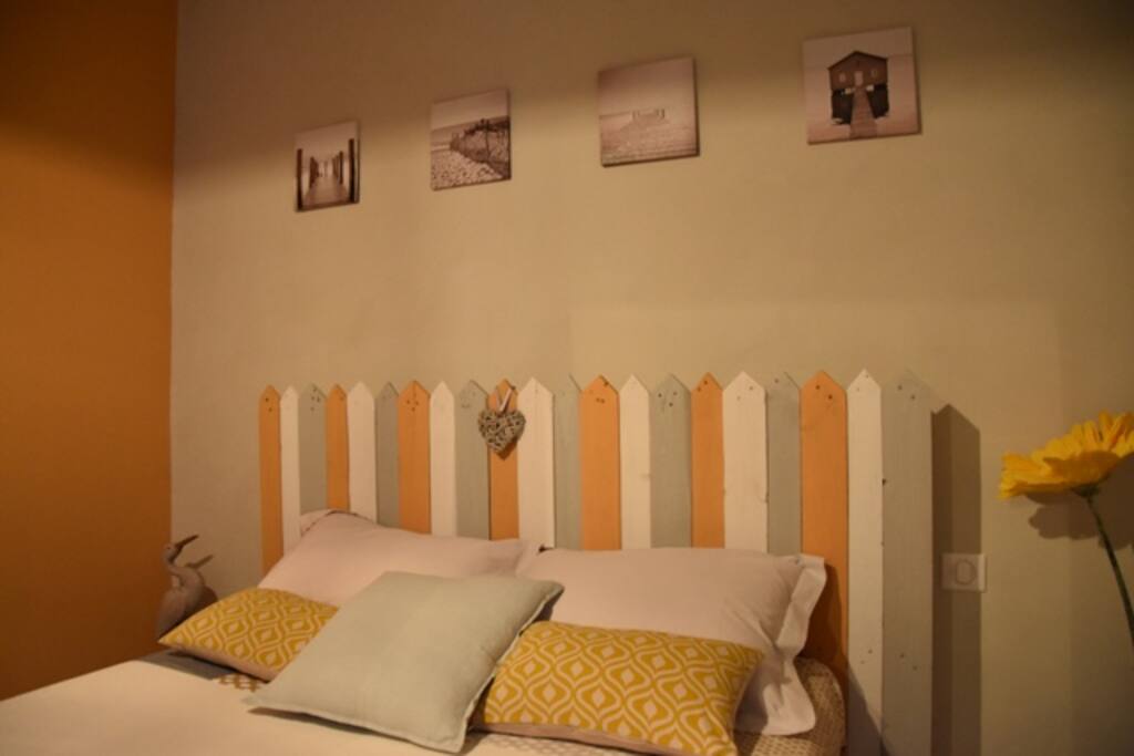 la chambre cosy au calme à l'arrière de la maison, face au parc Baron. Lit 140 cm x 200 cm pour 2 personnes, linge de lit en supplément