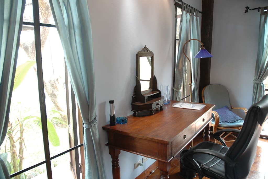 Garden room 1 desk area