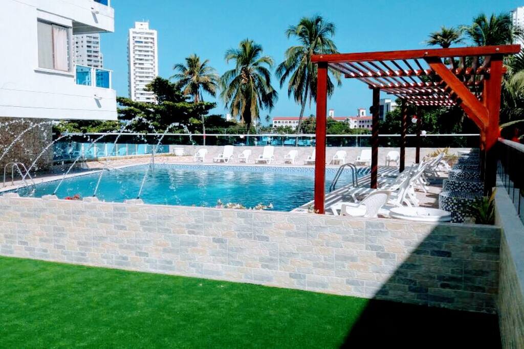 Piscina ubicada en el Edificio con zona para adultos y niños.
