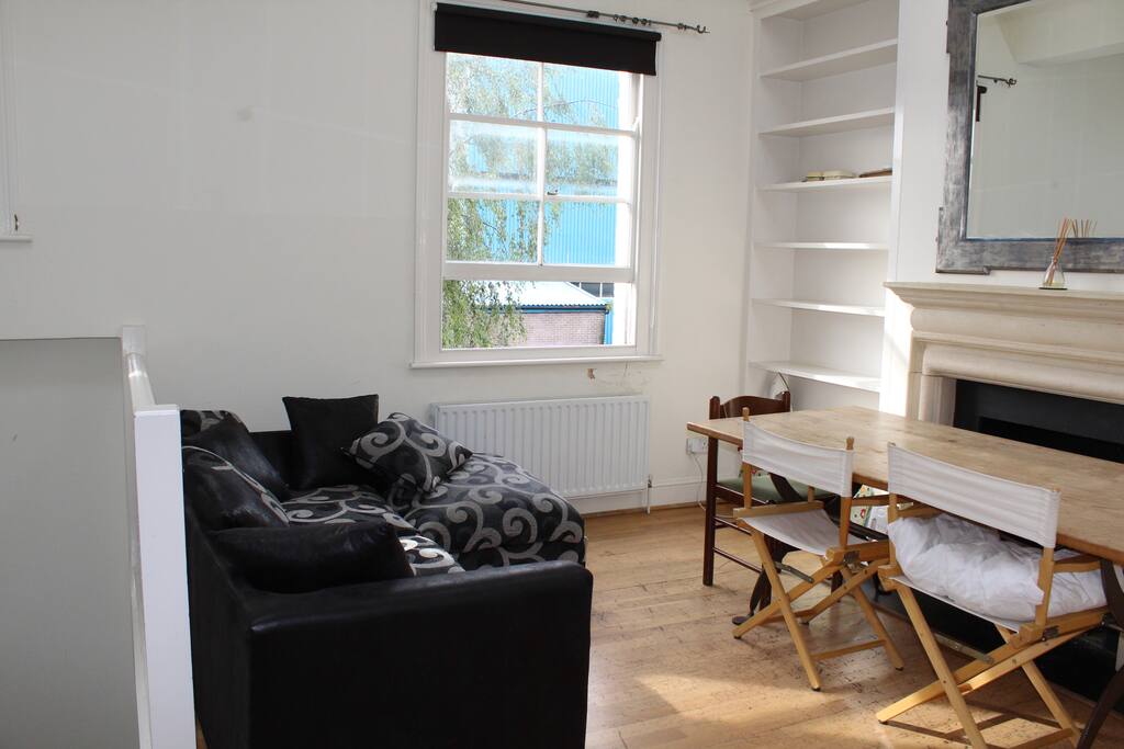 CONFORTABLE LIVING ROOM