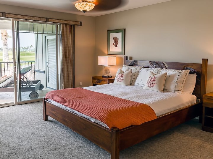 غرفة نوم رئيسية في الطابق العلوي مع دش رئيسي وحوض استحمام وخزانة كبيرة. يحتوي على شرفة رائعة بإطلالة على المحيط ، وملعب غولف كامل ، وتجربة رائعة للتحديق.  