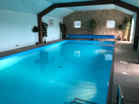 Mole's Cottage - private pool & hot tub. Rural