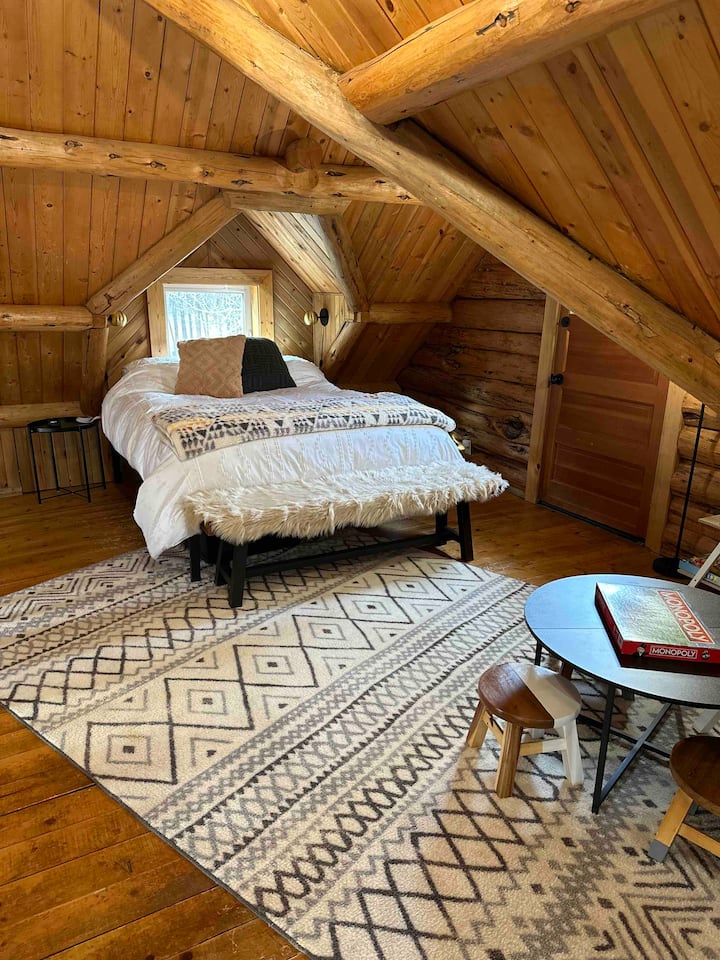 Queensize bed bovenverdieping zolder slaapkamer