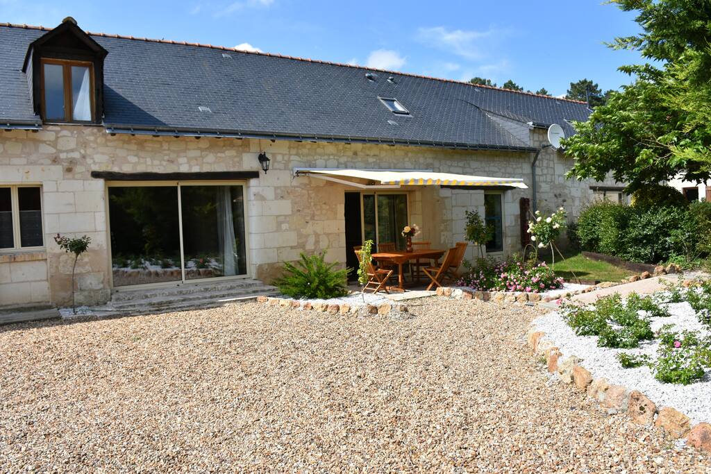 façade du gîte avec terrasse et store