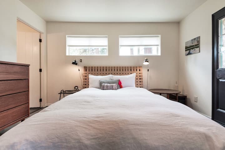 מיטת קווין סייז עם חדר רחצה פרטי