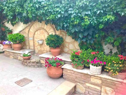 Popular Airbnb listing: Yellow House Oropos in Δήμος Ωρωπού
