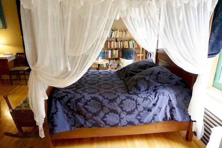 Old-Quebec exceptionnal B&B for 10 people gallery image 5