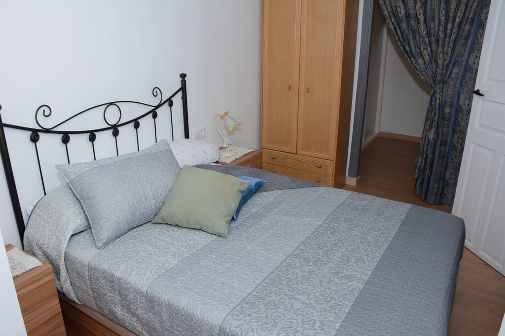 Dormitorio, del otro lado de la cortina hay un pequeño dormitorio con una cama nido y un armario empotrado