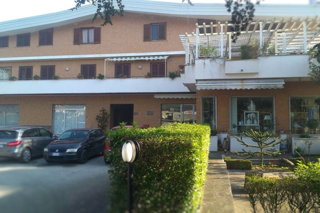 Posto auto privato in ampio cortile recintato