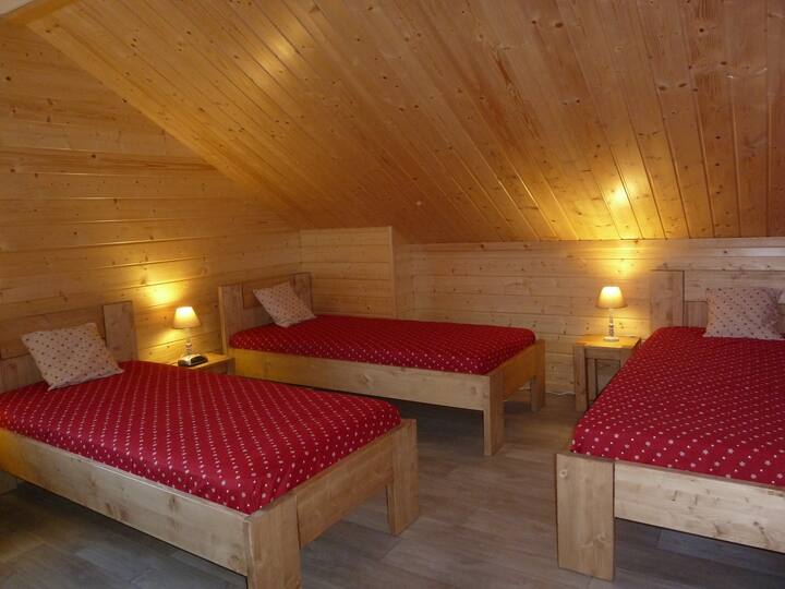 Poschodová izba s 3 samostatnými lôžkami