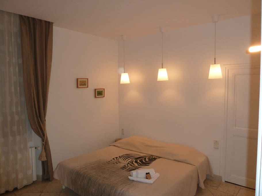 Grande chambre
Calme et climatisée
Salle de douche attenante