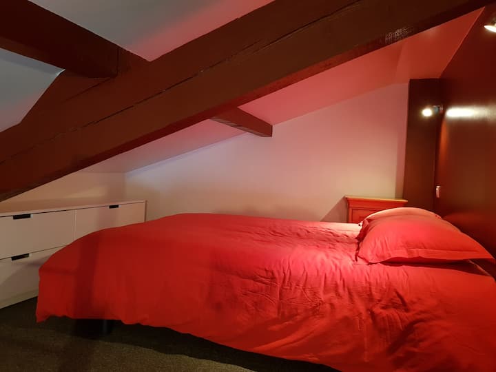 Kitanda cha watu wawili kwenye mezzanine, urefu wa chini wa dari